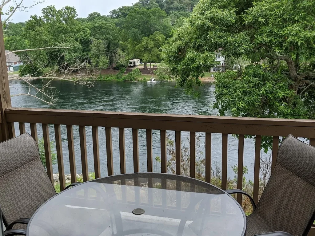 WaterWay – Balcony view of Lake Taneycomo
