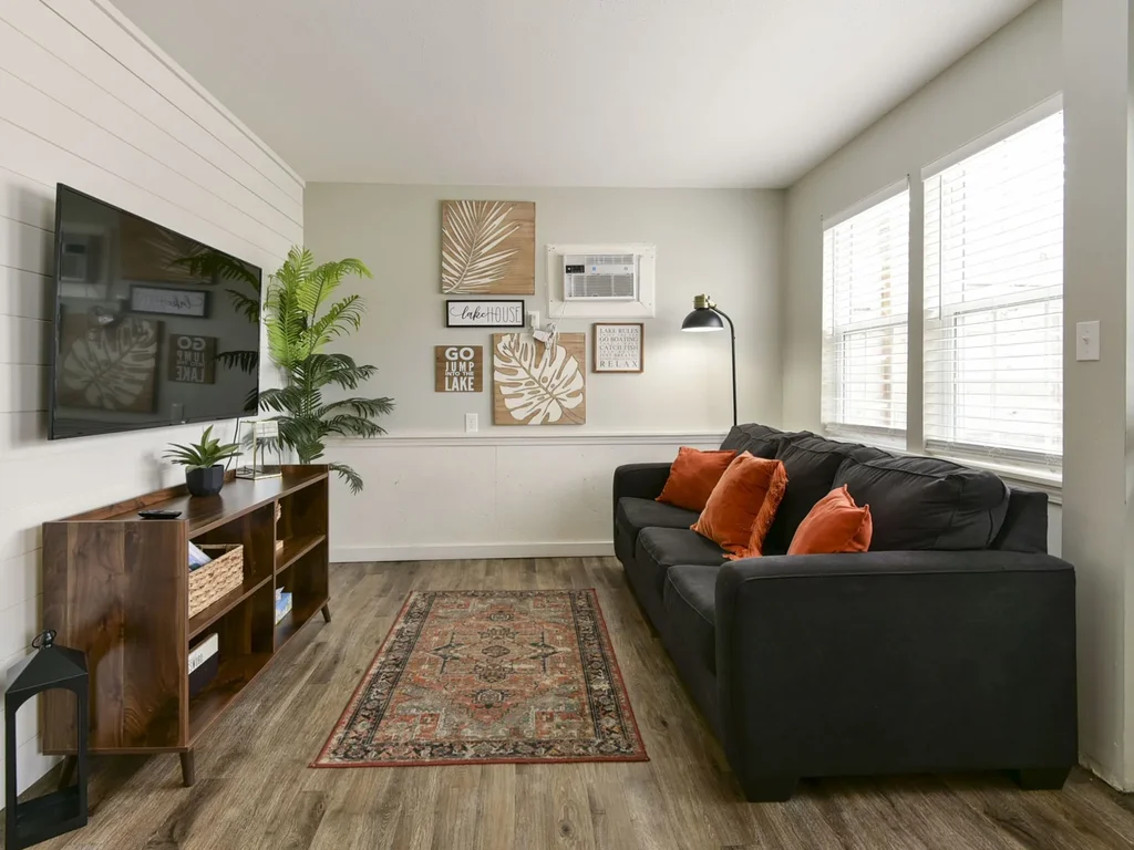 Cozy 1BR Lakefront Cabin