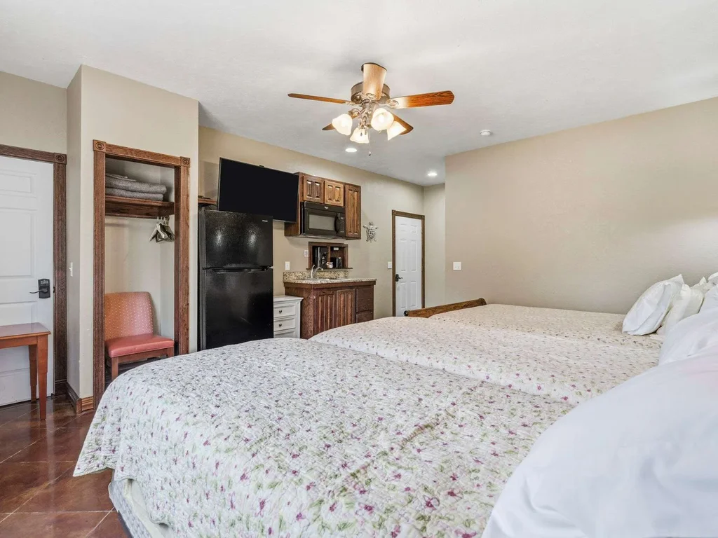 Waterfront Studio Getaway | Boat Slip Included