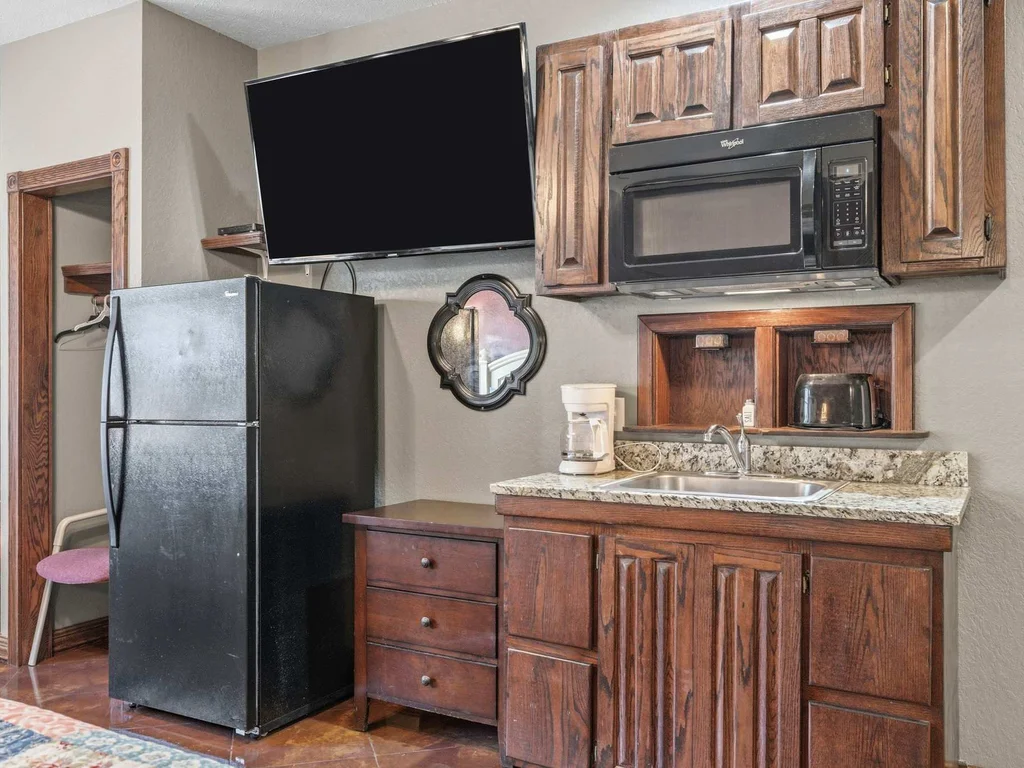 Cozy Lakefront Studio | Boat Slip Included