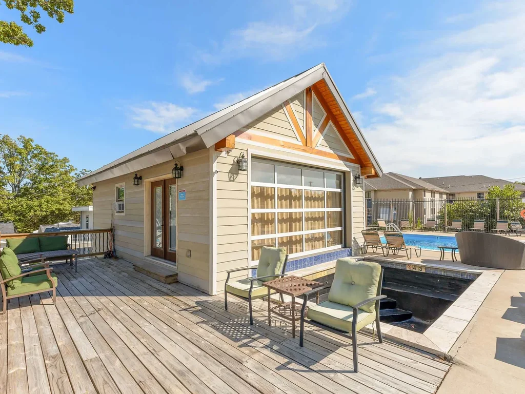 Lodge Pool House – Lakefront studio on the pool deck!