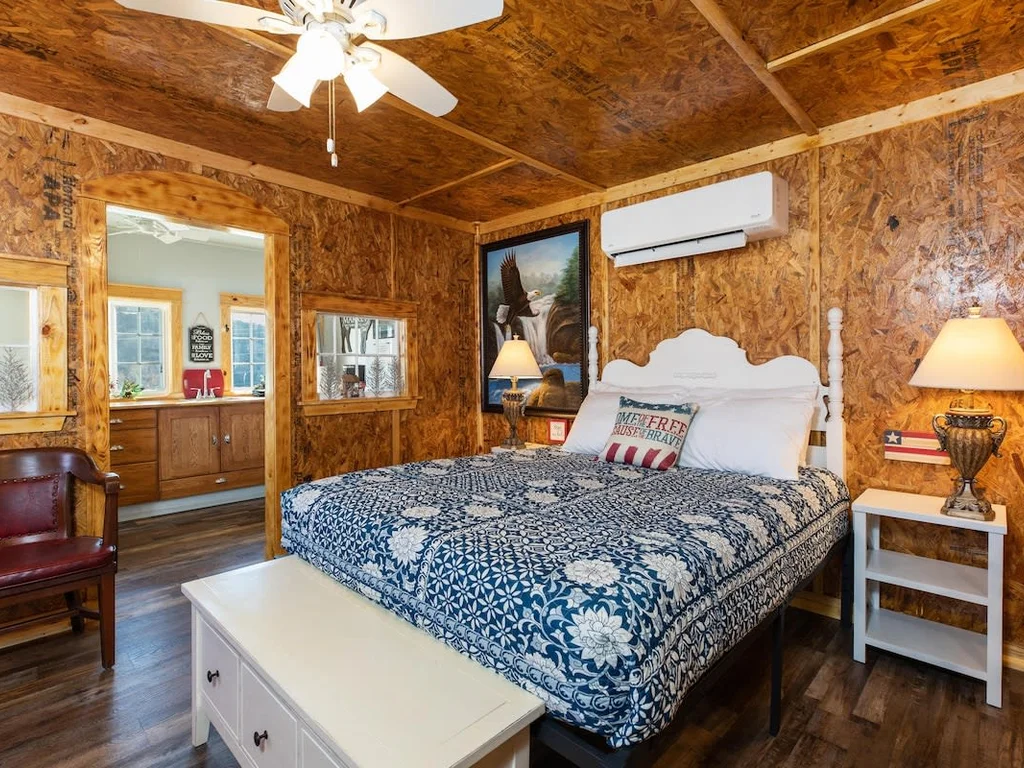 Cozy Cottage Escape Near the Lake