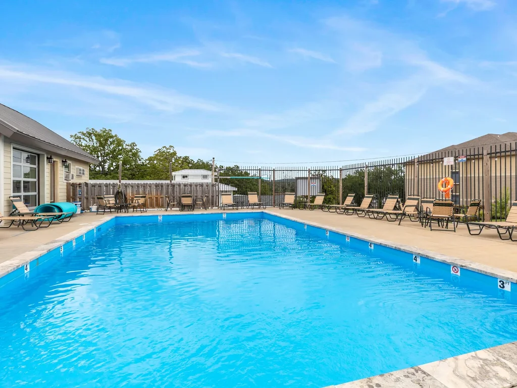 Lake House – Lake Views – Outdoor Pool!
