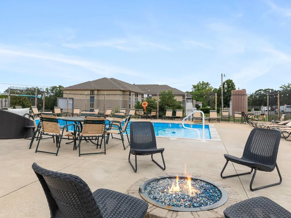 Lake House – Lake Views – Outdoor Pool!
