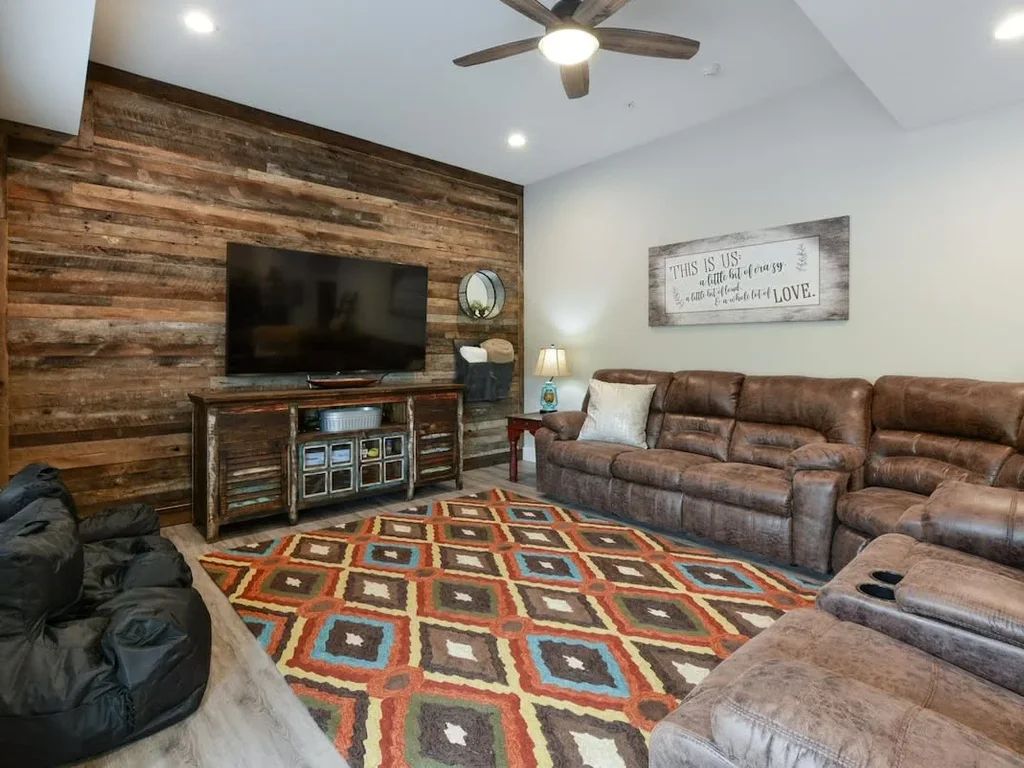 Livin’ The Dream- Indoor Outdoor pool & Private Hot Tub!