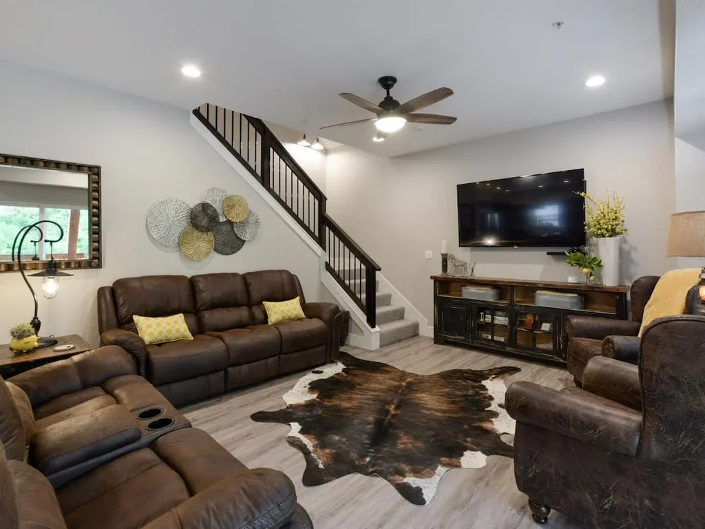 Livin’ The Dream- Indoor Outdoor pool & Private Hot Tub!