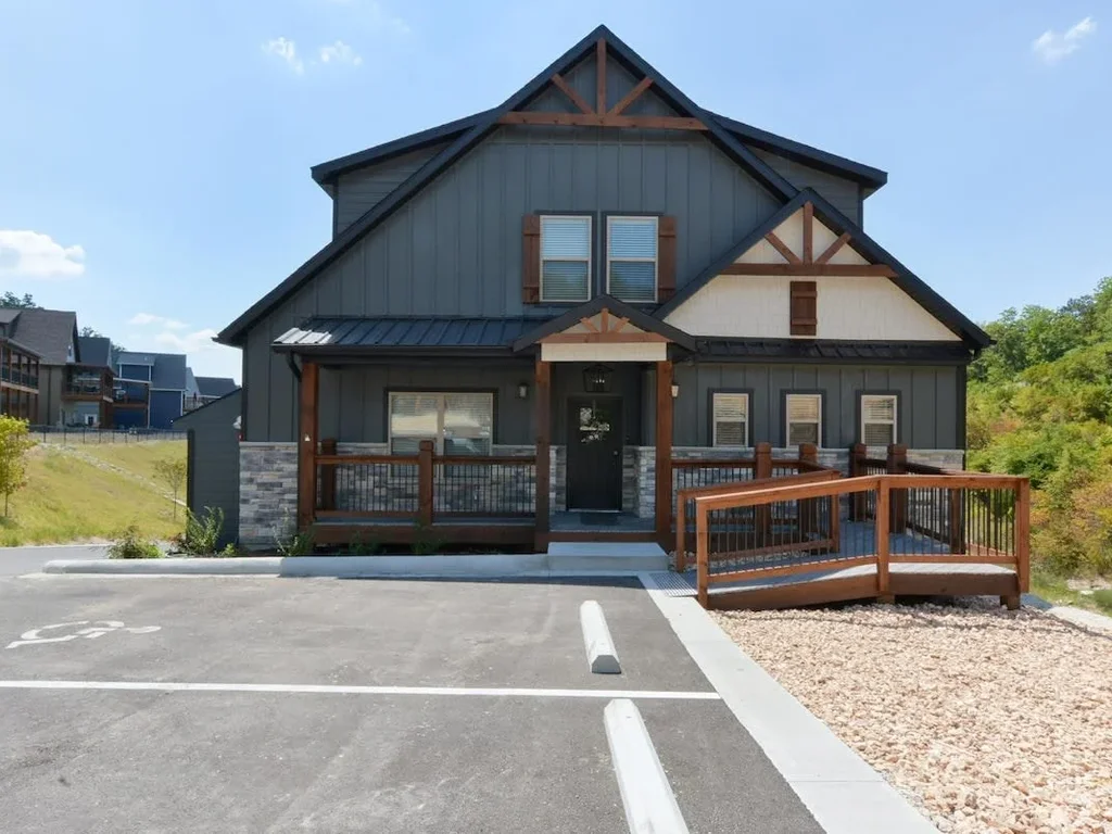 Journey’s Remedy -Lake View! Sleeps 30!