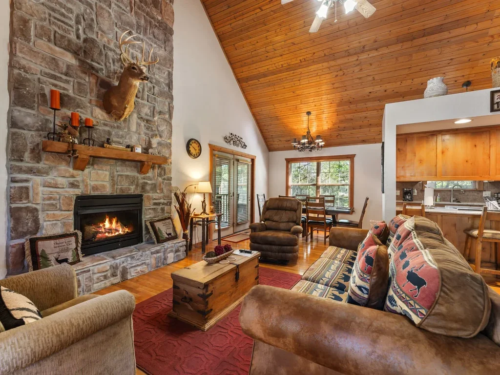 Whispering Woods Lodge-Sleeps 10