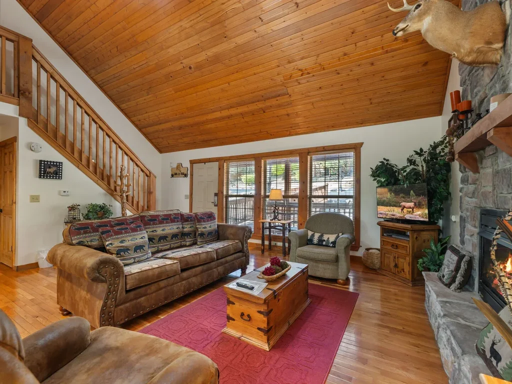 Whispering Woods Lodge-Sleeps 10