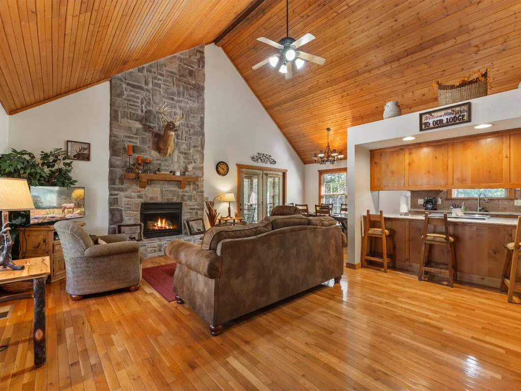 Whispering Woods Lodge-Sleeps 10