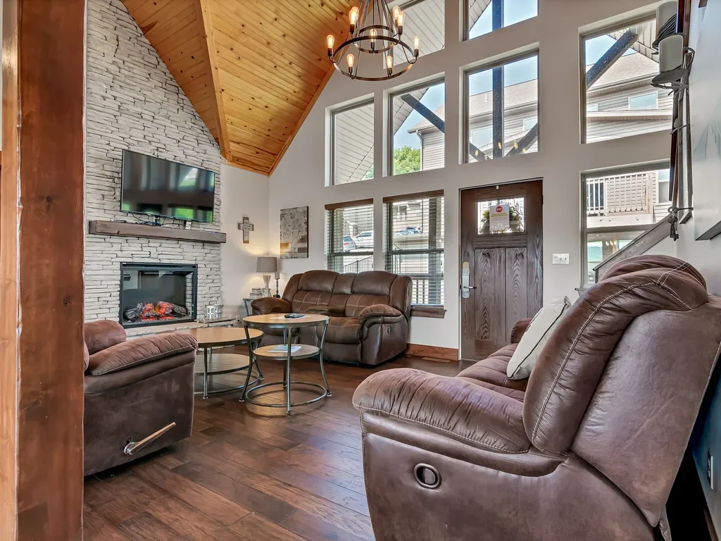 Rockwood Lake Lodge – Sleeps 12