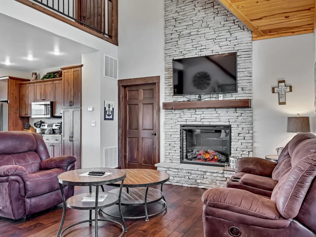Rockwood Lake Lodge – Sleeps 12