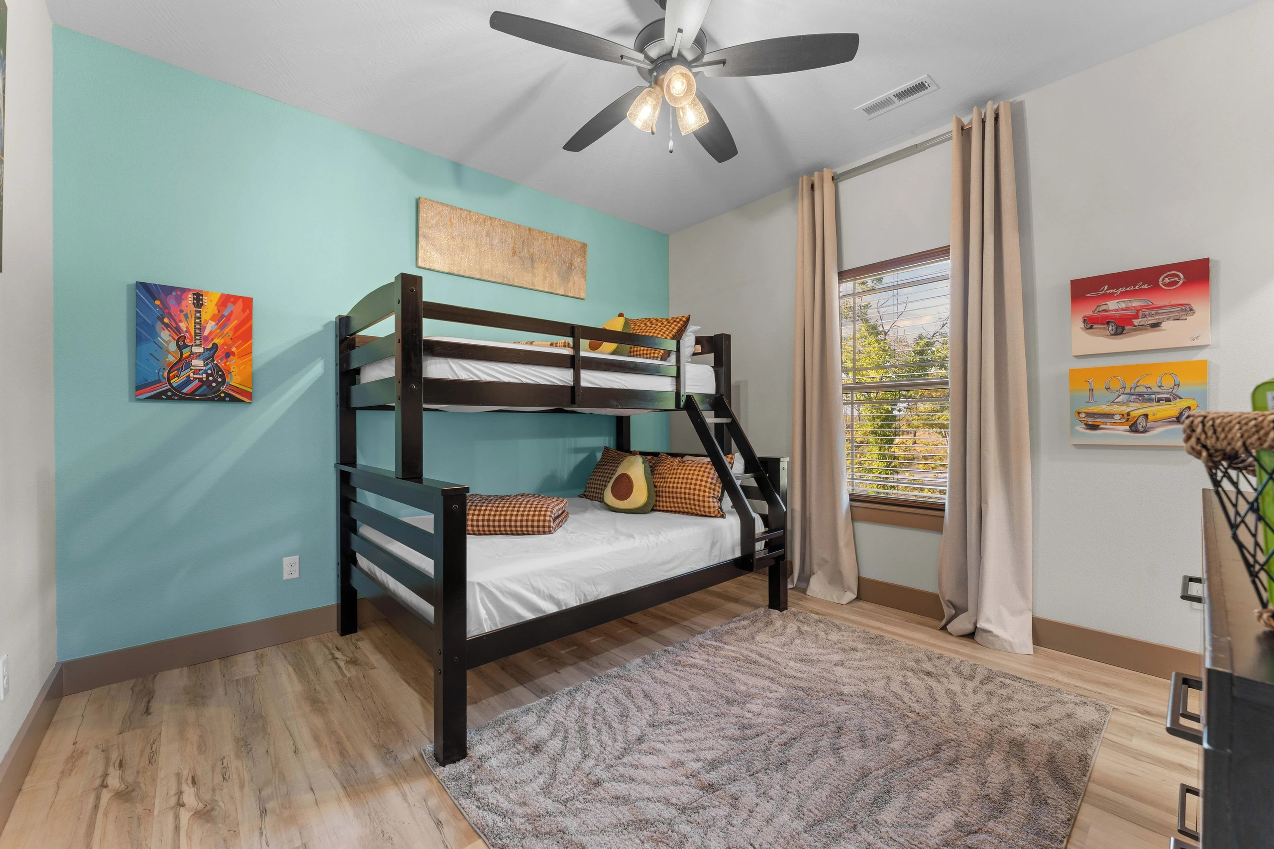 4 th bedroom, upstairs on the right. Twin over full. Great view. Blackout curtains and ensuite. Ceiling fan and sound machine for your comfort.