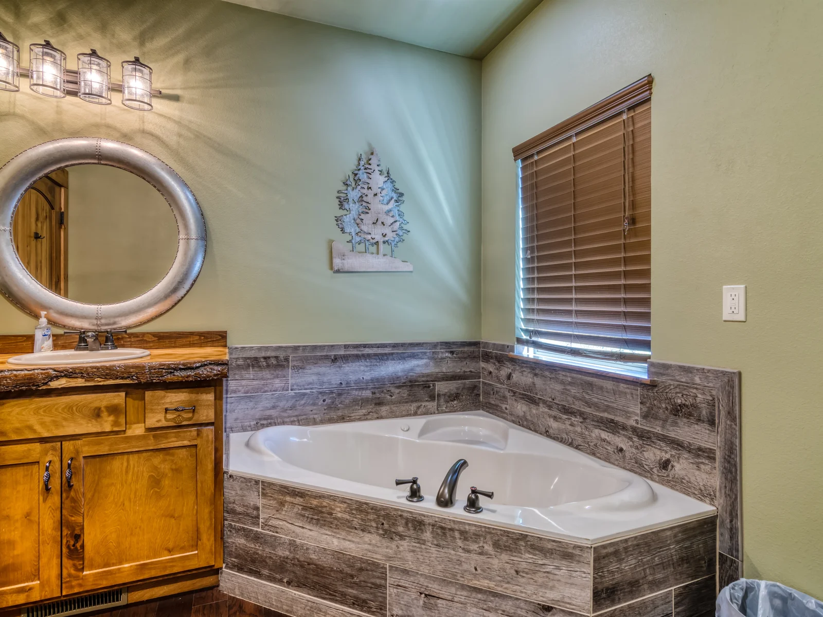 Jacuzzi tub on main floor