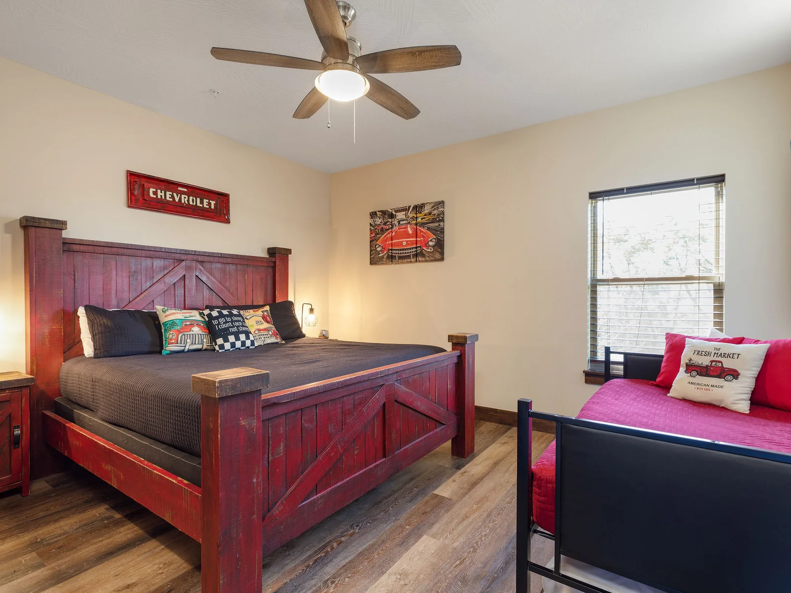 Upper level king bedroom #2 w/ daybed and ensuite bath