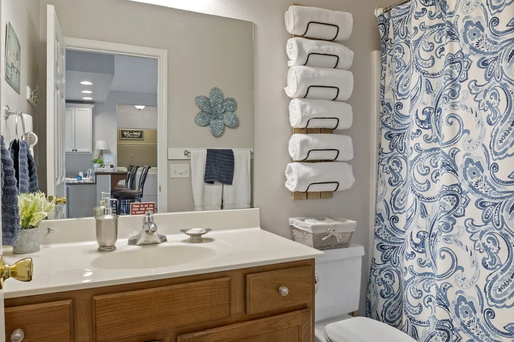 Second bath with tub and shower