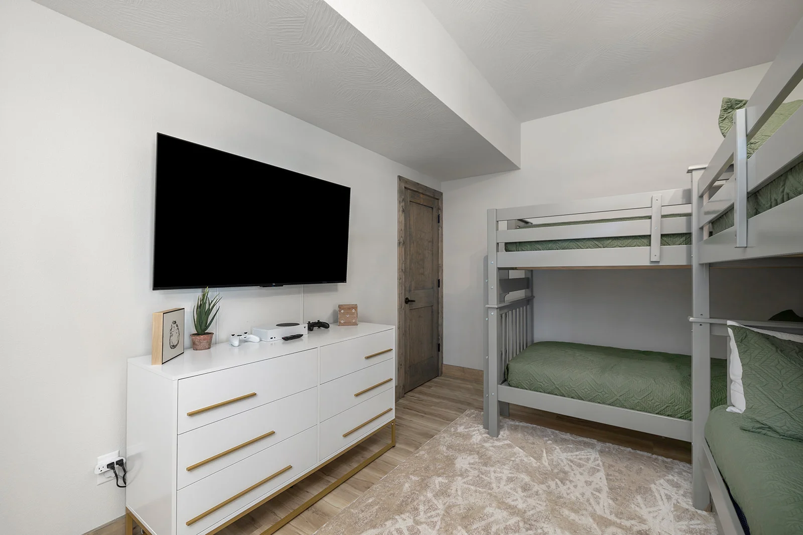 Main level bunk room w/ ensuite bath