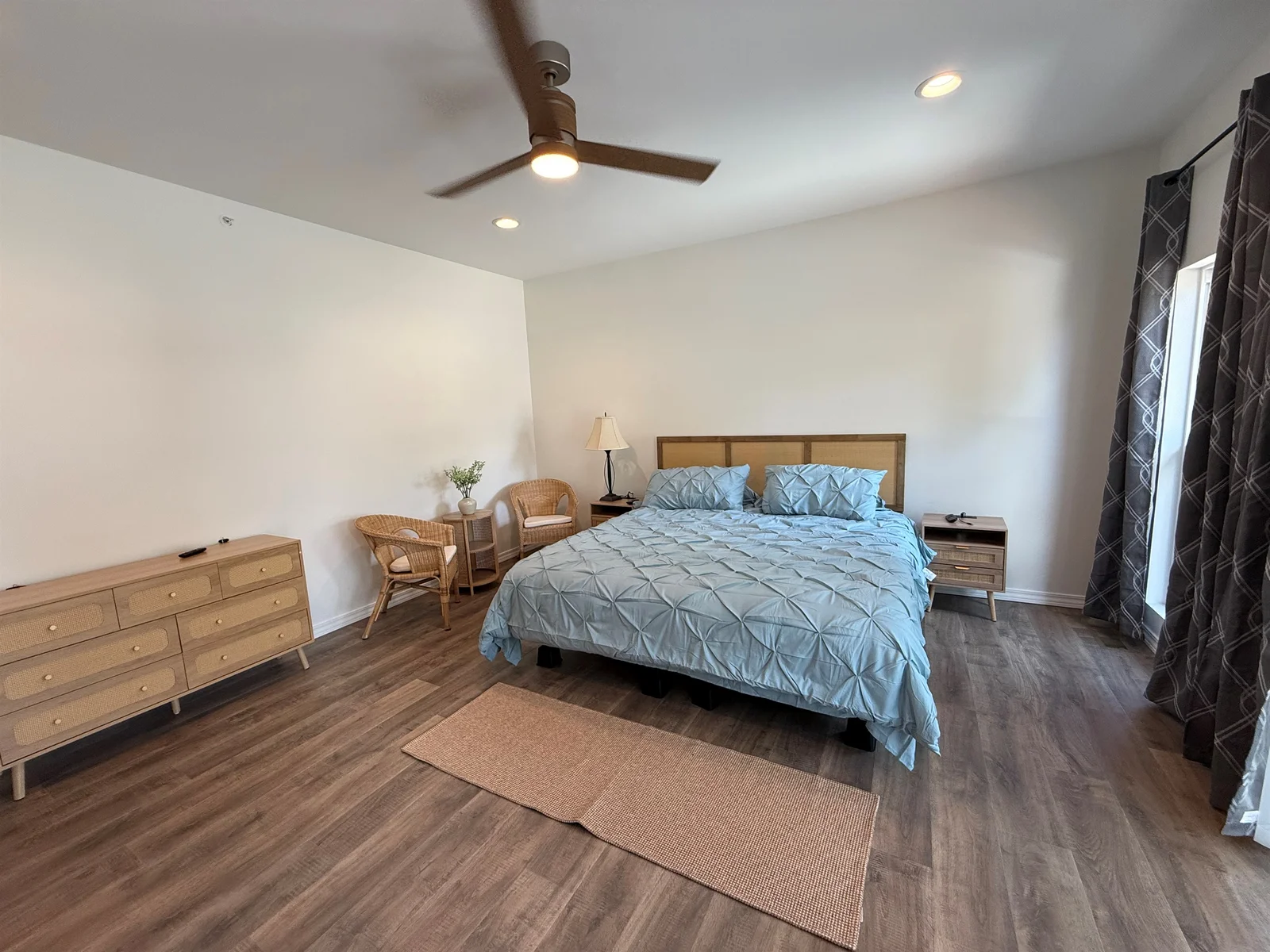 Master Bedroom comfortable with adjustable split king bed