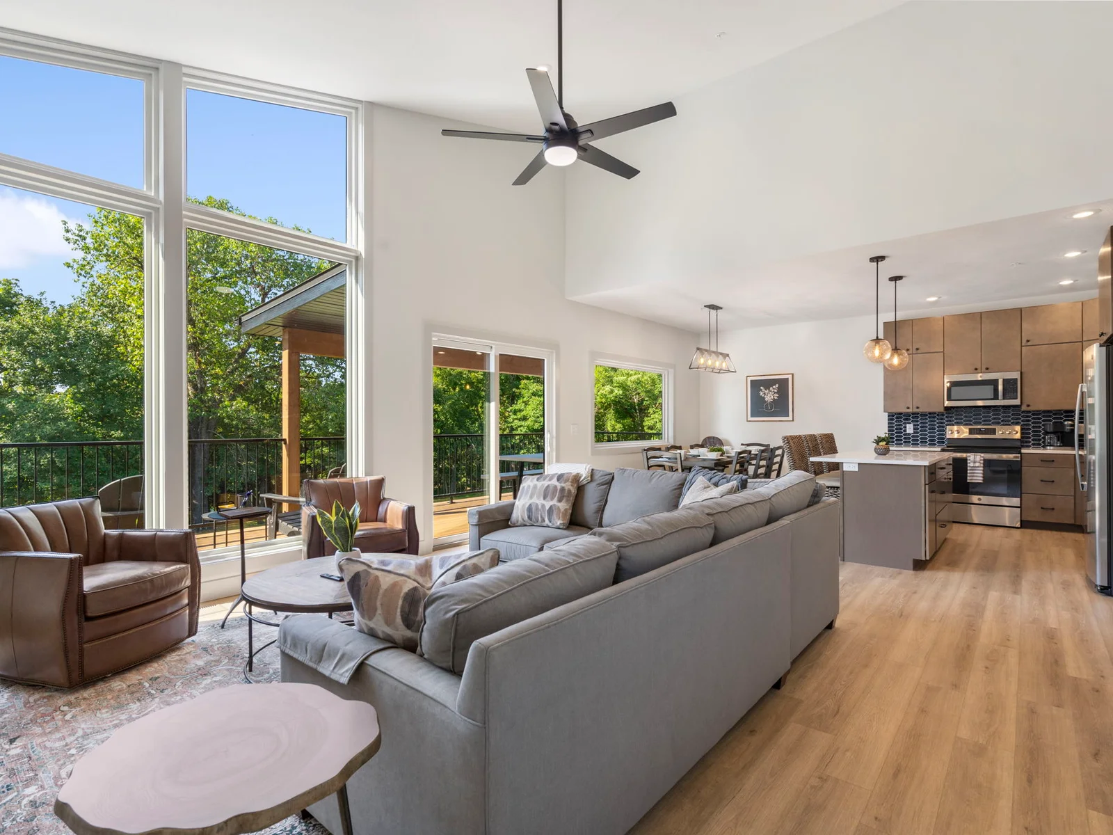 Large living room with plenty of space