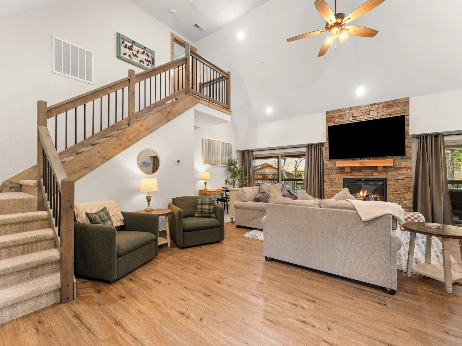 Cozy sitting area, plenty seating for your comfort.