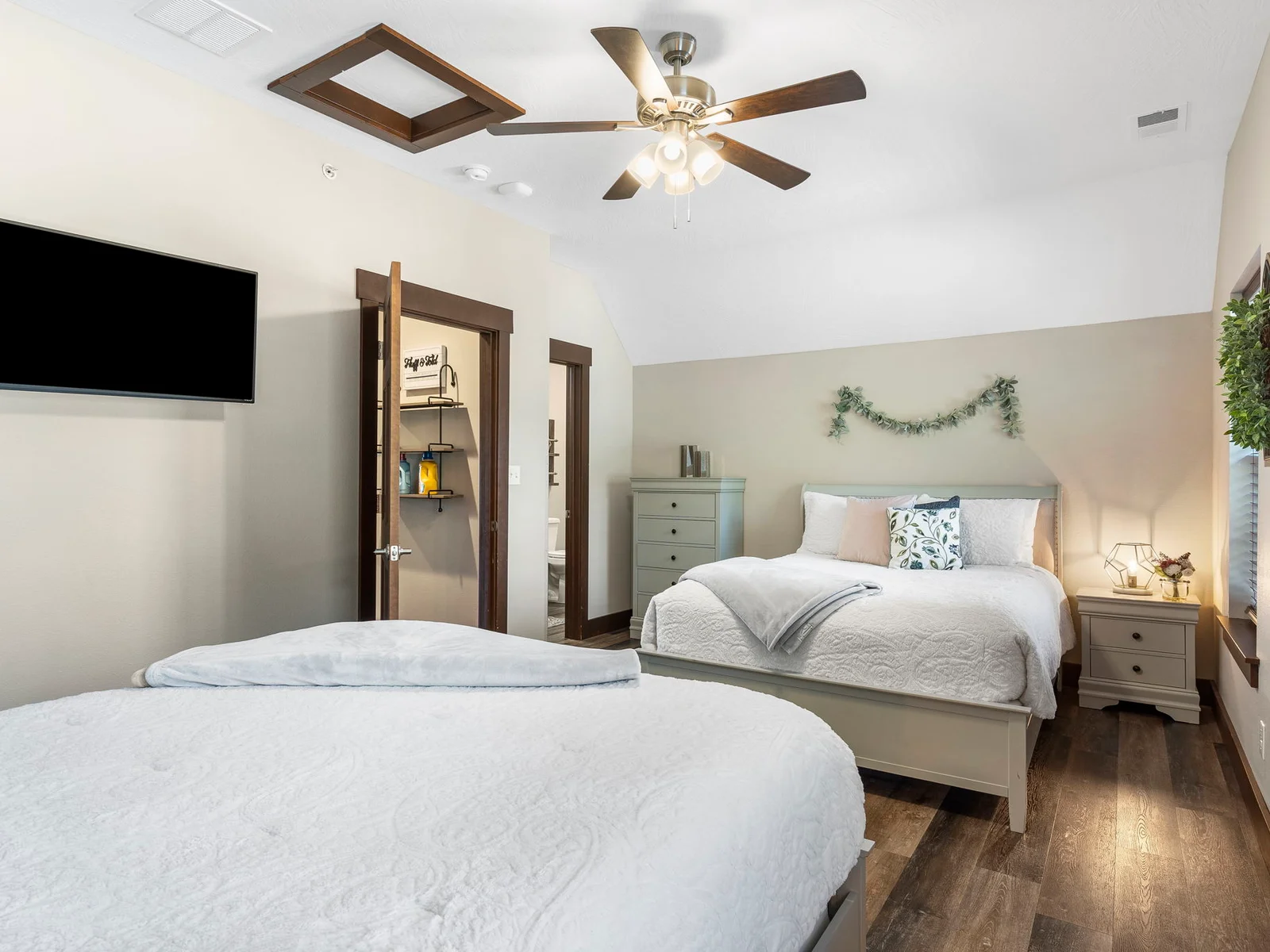 Upper level queen room with 2 beds