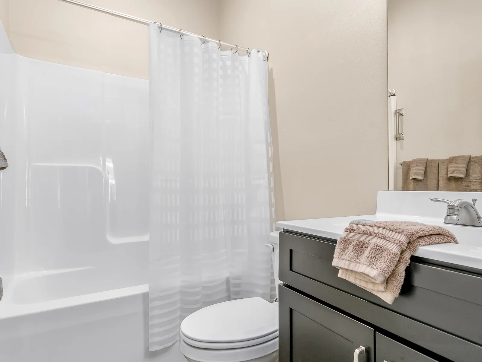 Daybed/game room bath