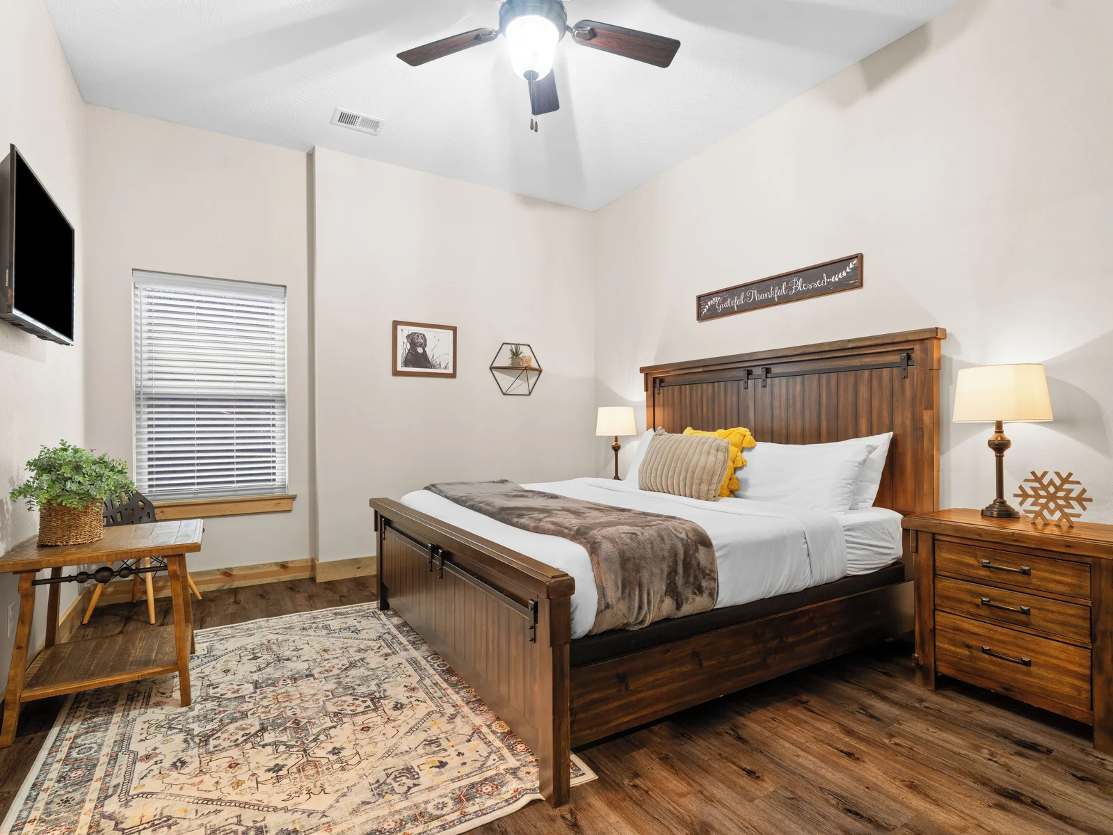 King bedroom with en suite full bathroom. Lower level.