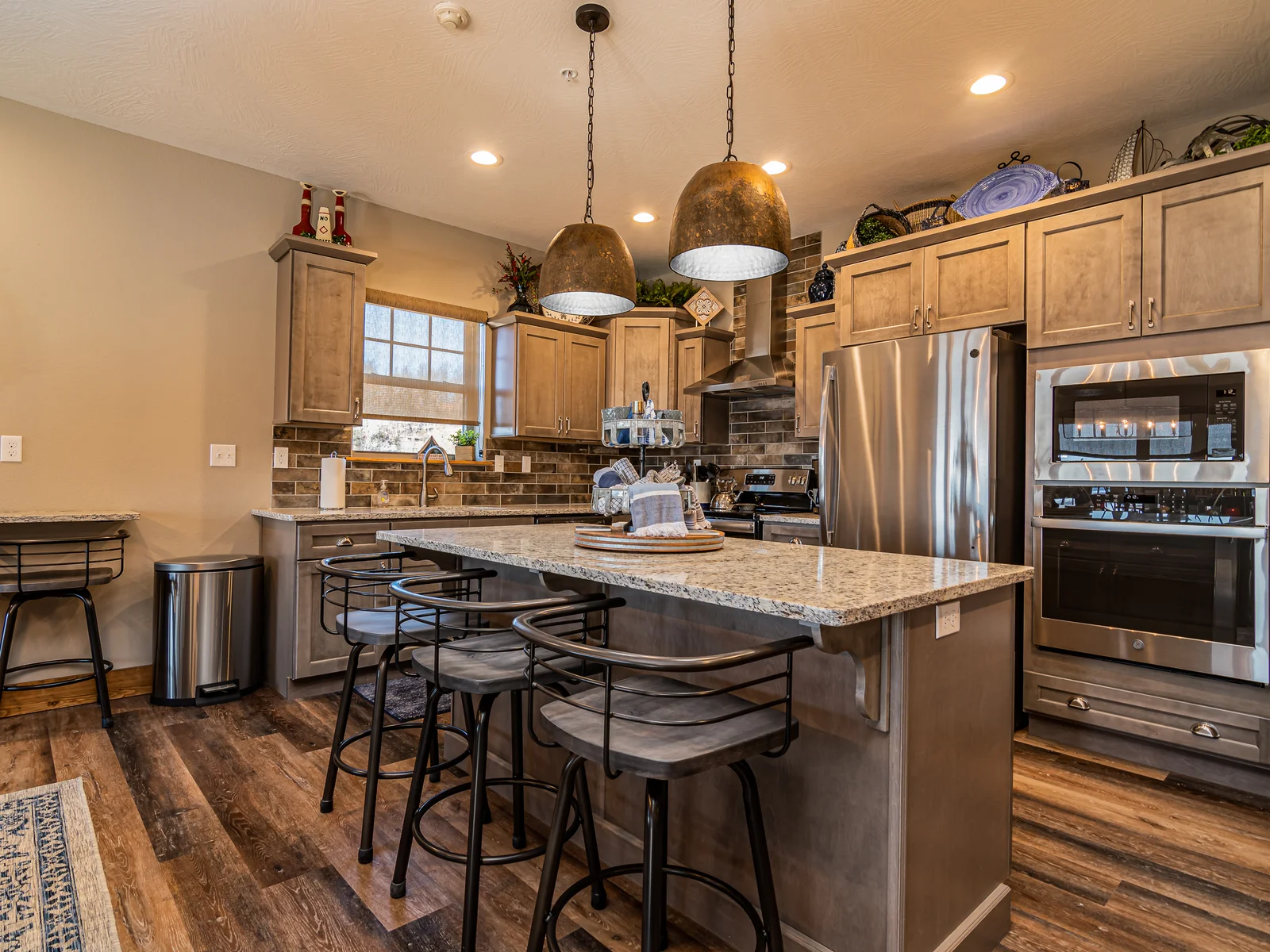 Additional counter seating in our fully stocked kitchen!