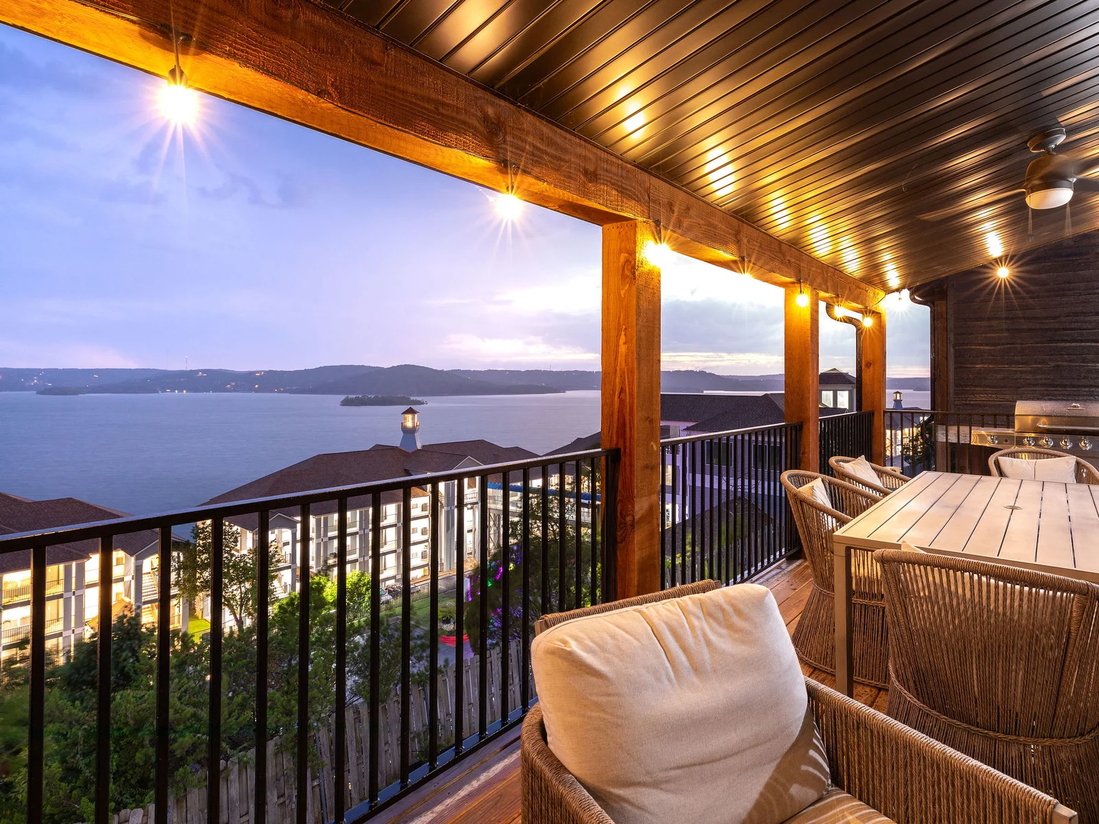 Enjoy gorgeous lakeviews on your back deck!