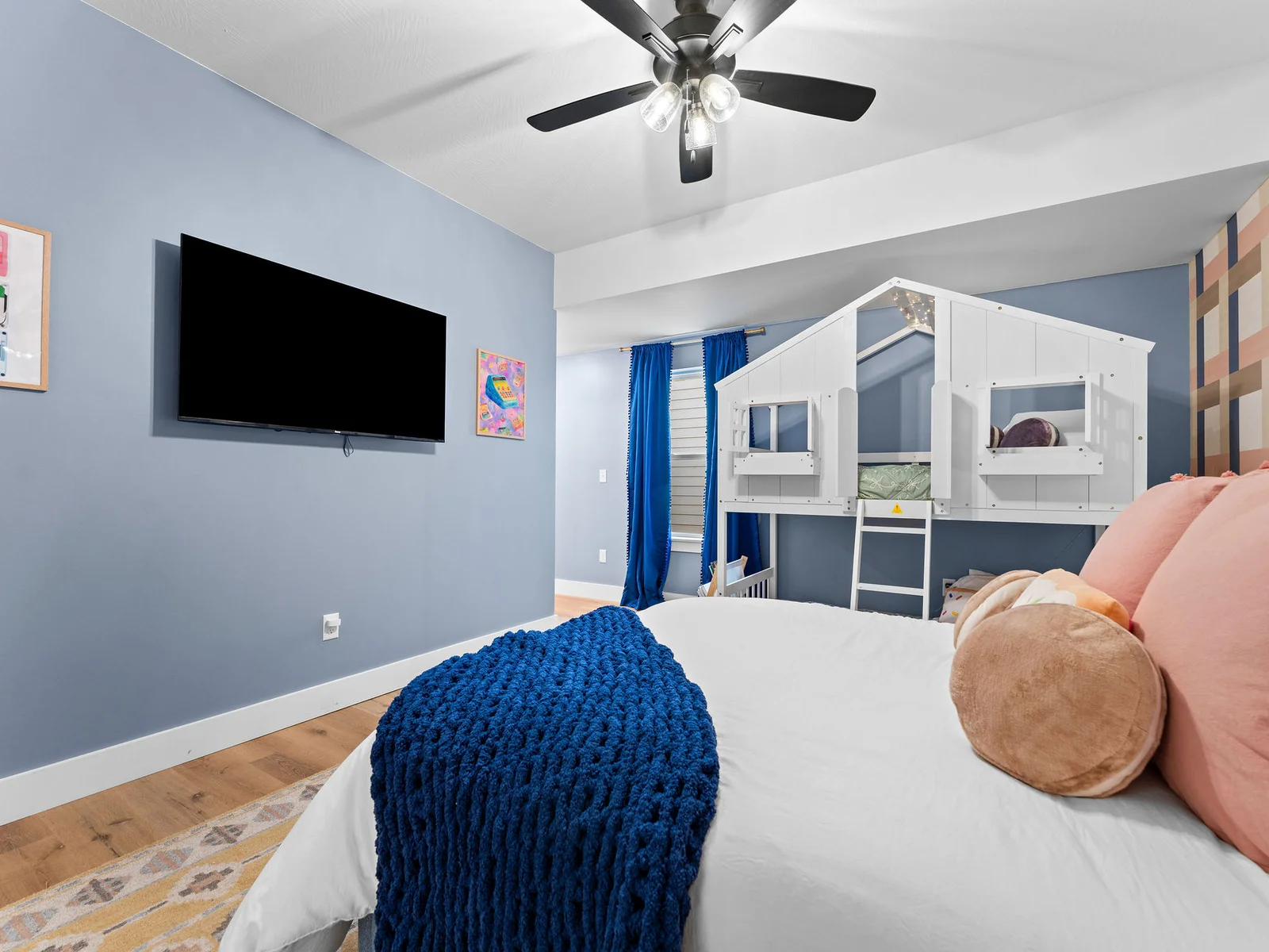 Sleep, play, and chill in this one-of-a-kind treehouse room. 💤