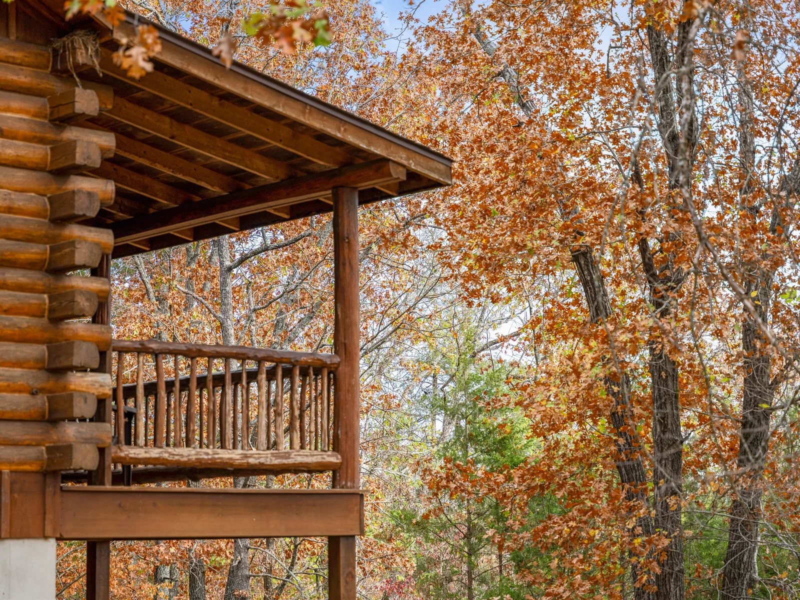 Secluded deck nestled in nature, ideal for couples’ retreat