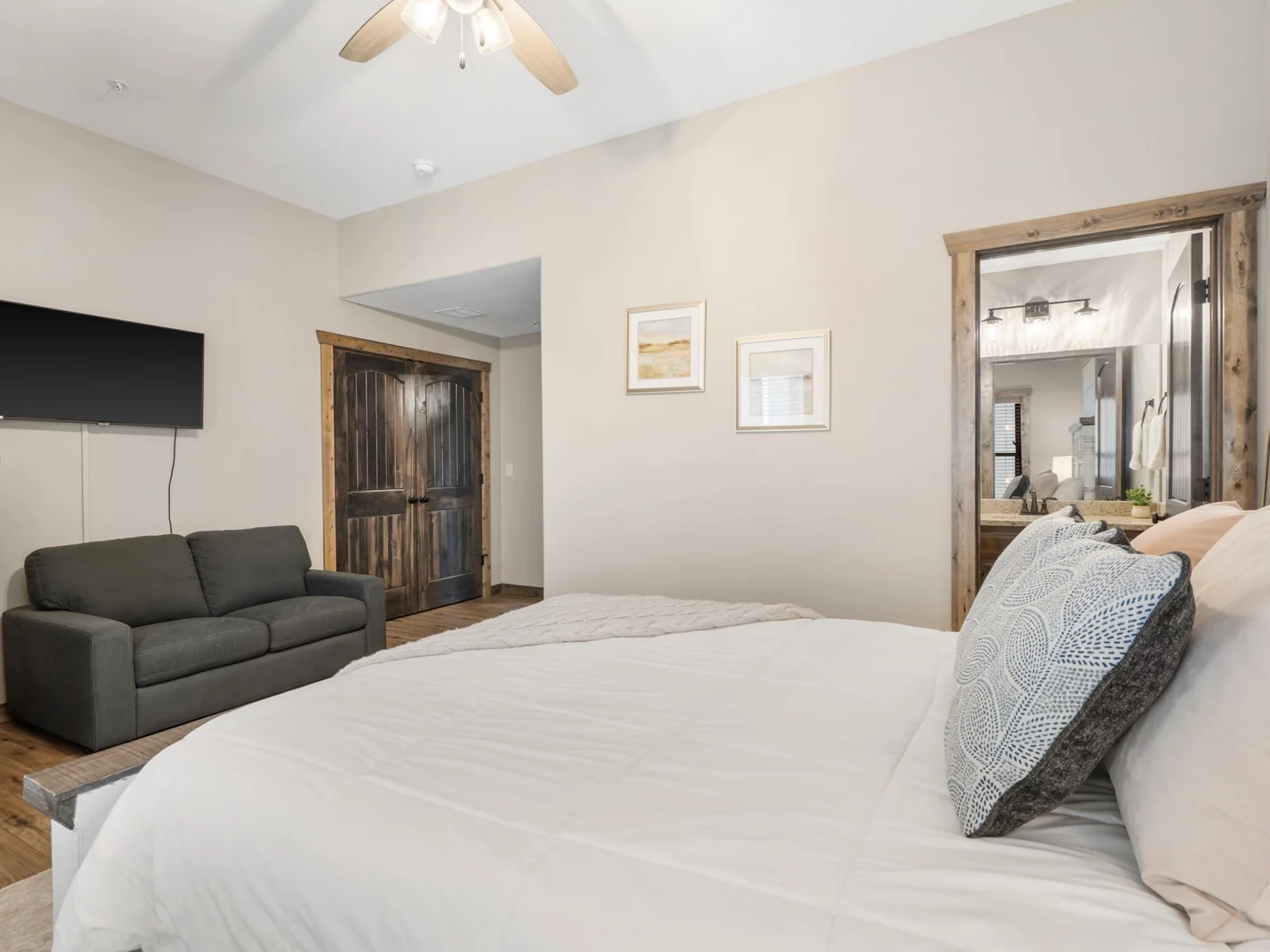 Lower level Queen bed w/ ensuite bath