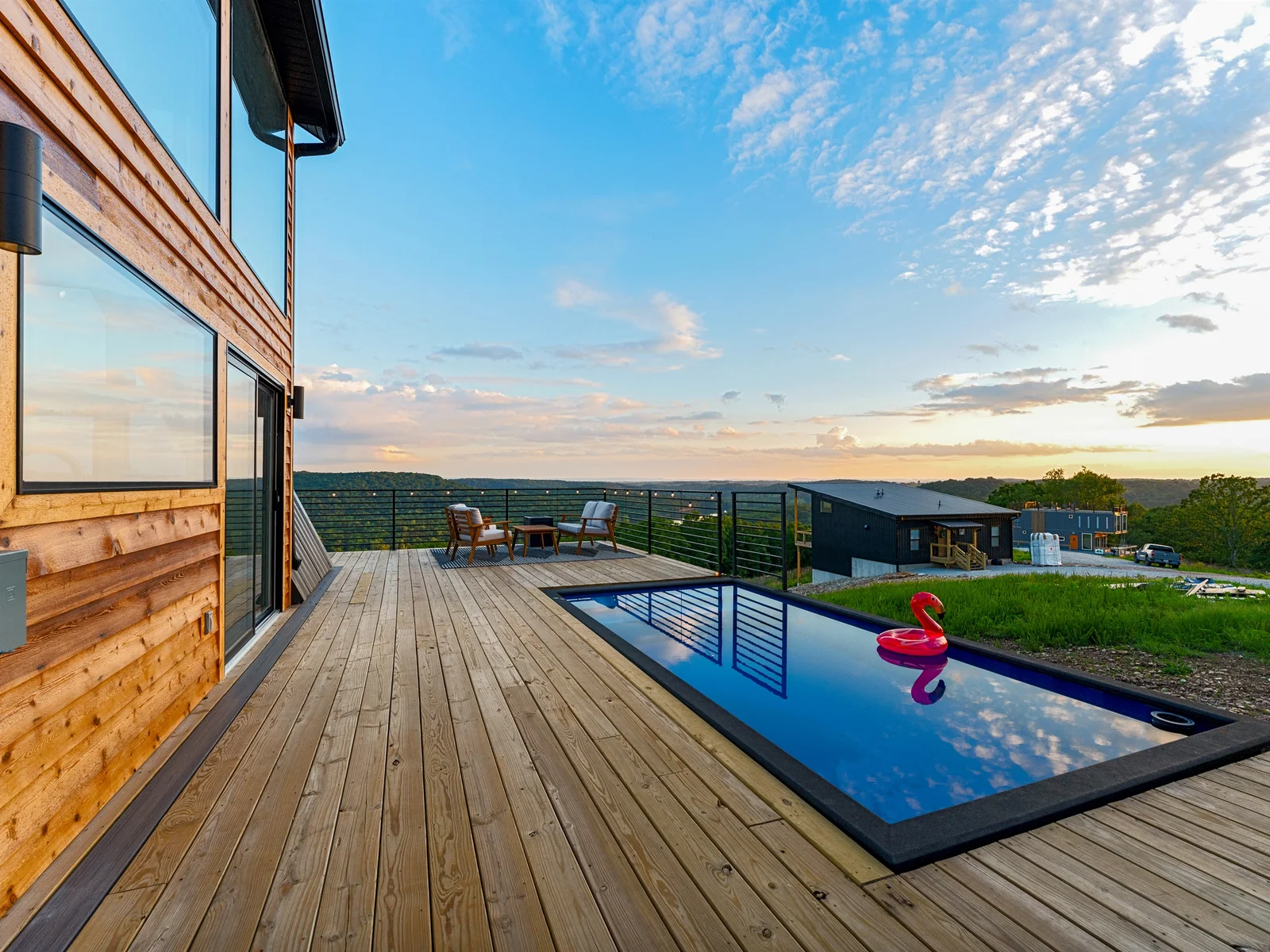 Poolside views you’ll never get tired of 🏞️