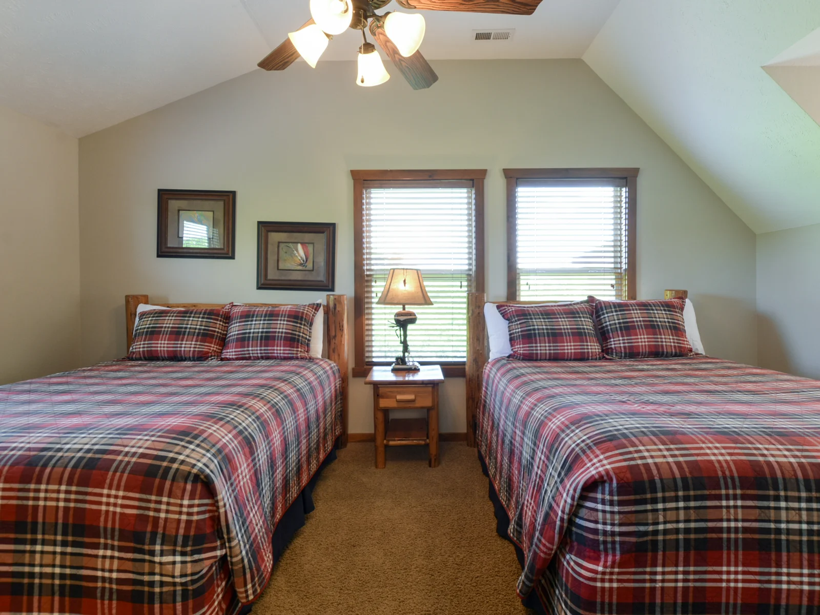 www.VanessasVacationHomes.com