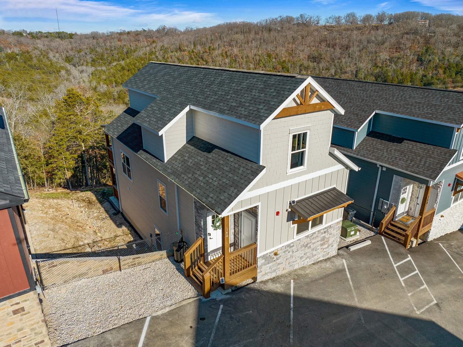 Charming Exterior: Enjoy stunning hillside views from your doorstep in Branson's retreat!