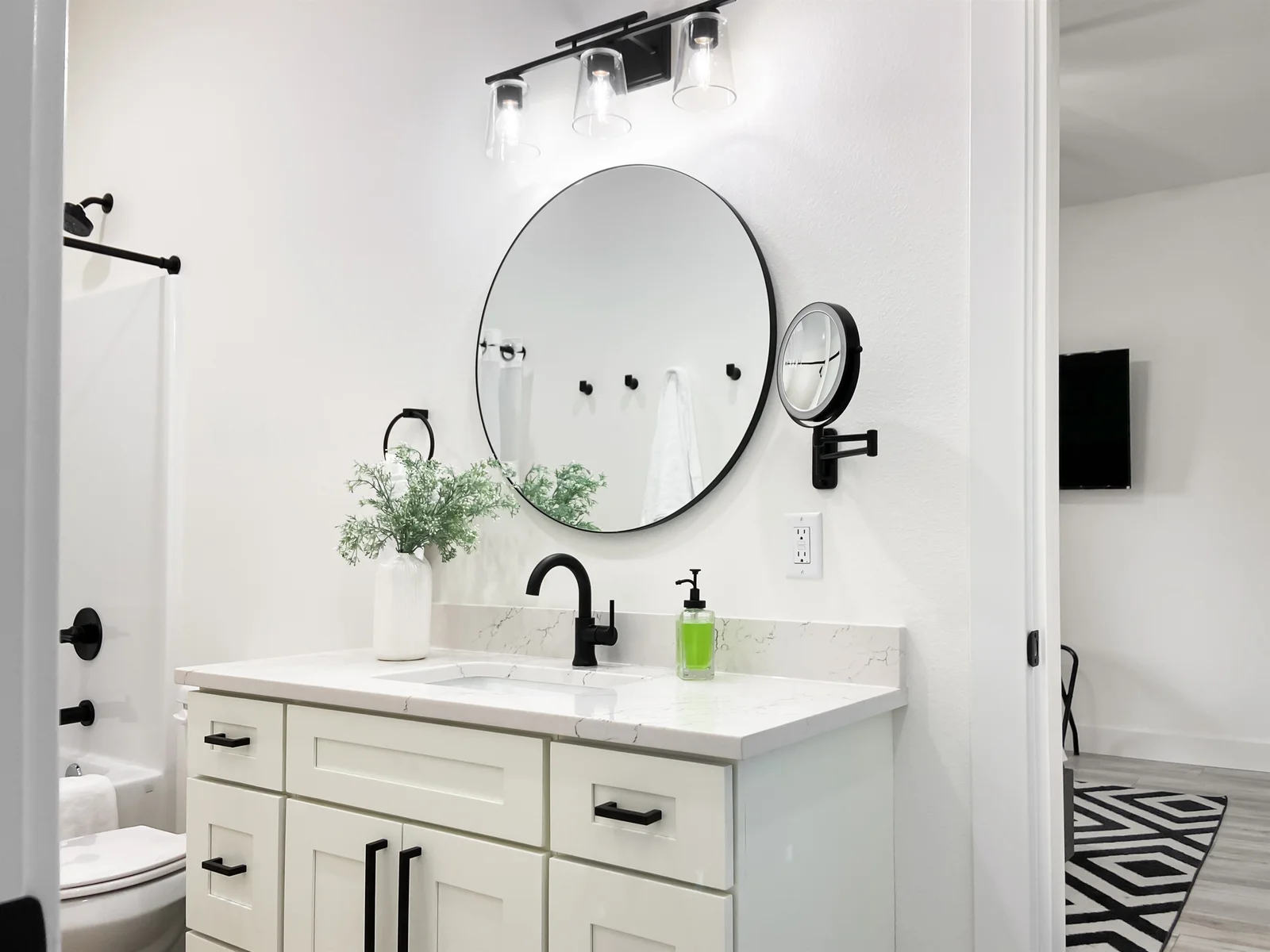 Jack and Jill bathroom connecting Kings #4 and #5