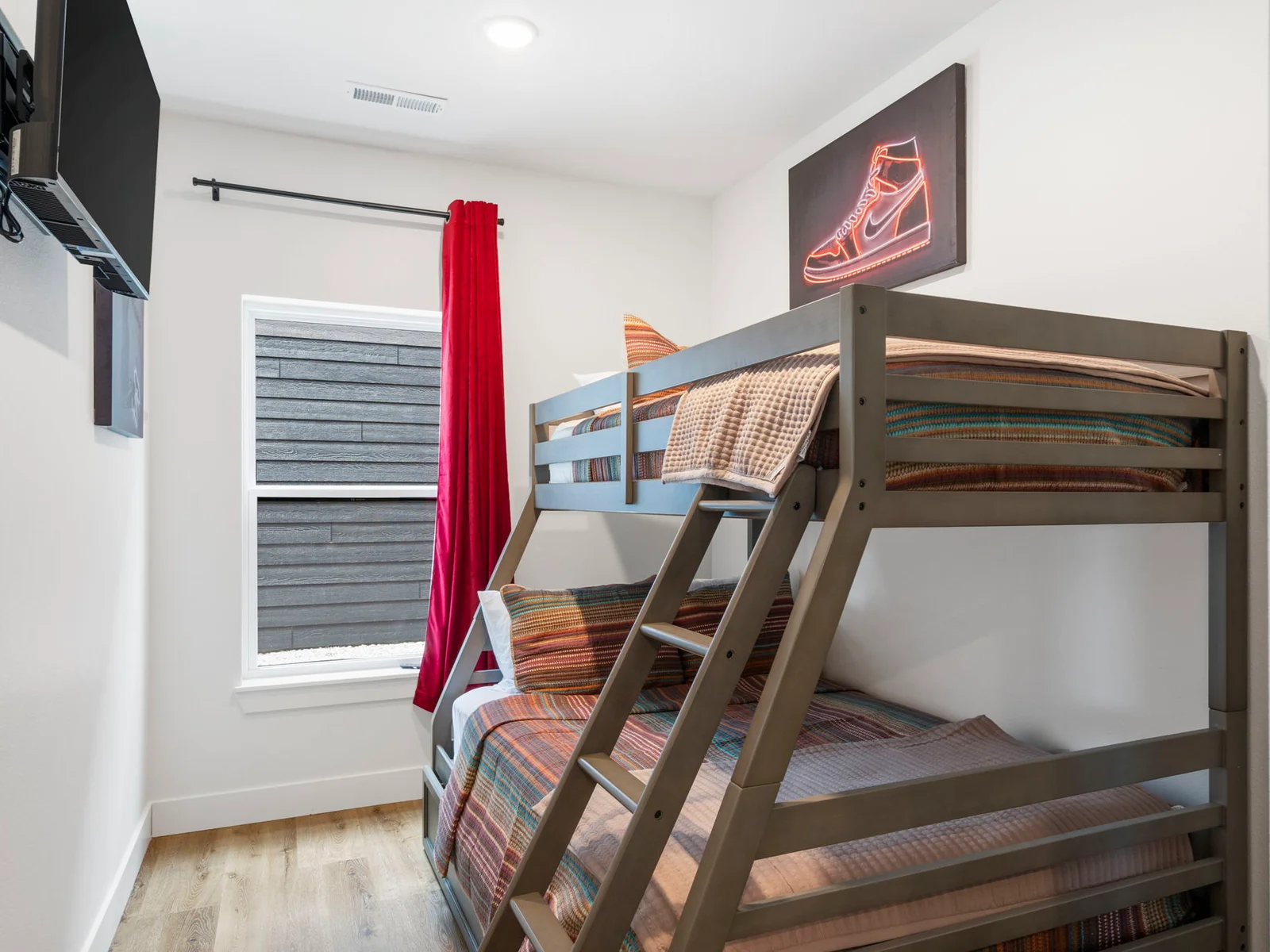 Lower level bunk twin/full-sleeps 3