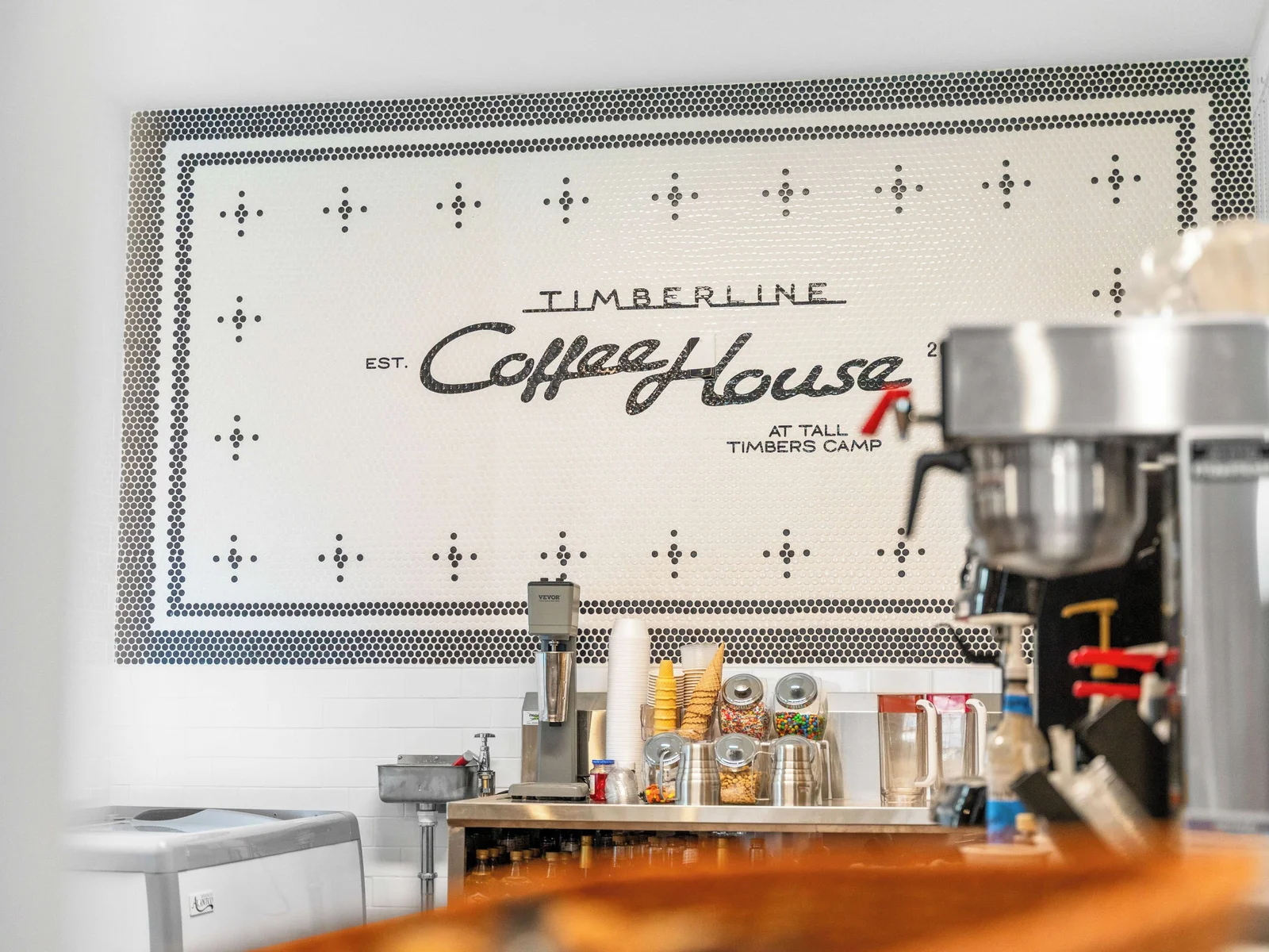 Yes the general store has a coffee bar, items for purchase.