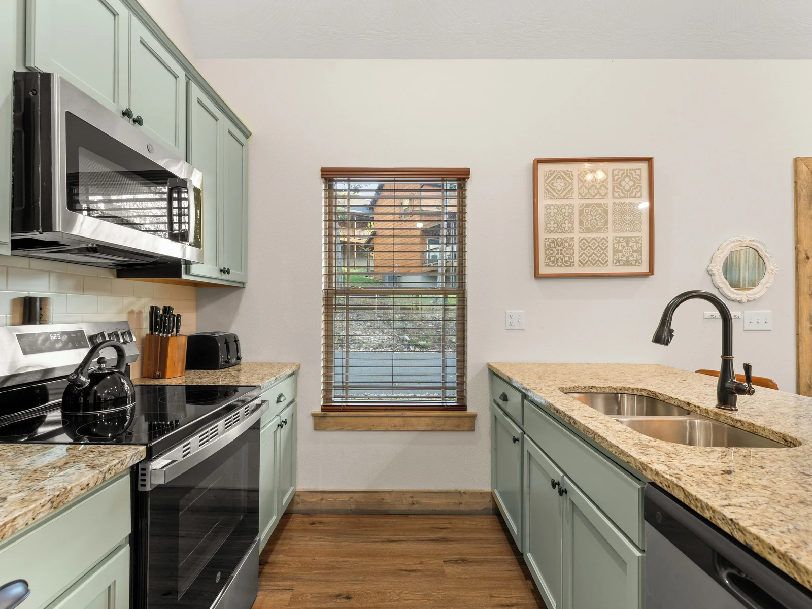 All the appliances you need to cook in cabin.