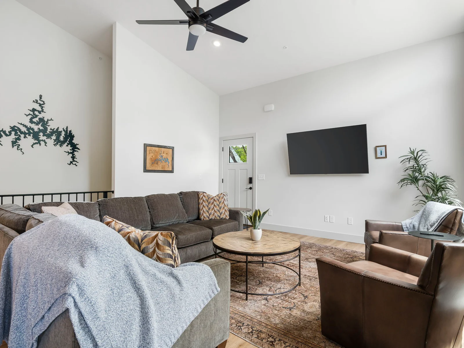 Main living room with plenty of space!