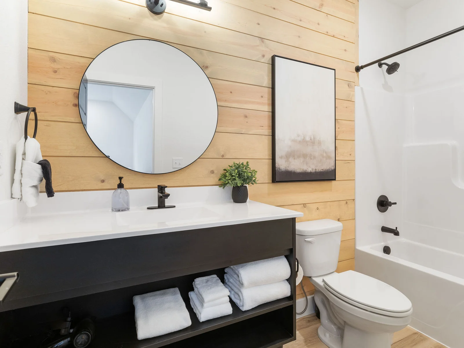Upper level King bedroom #2 ensuite bathroom