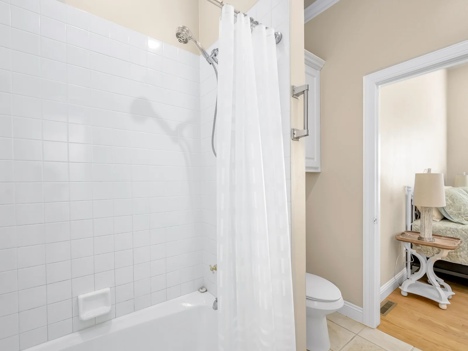 Main level king #1 bath