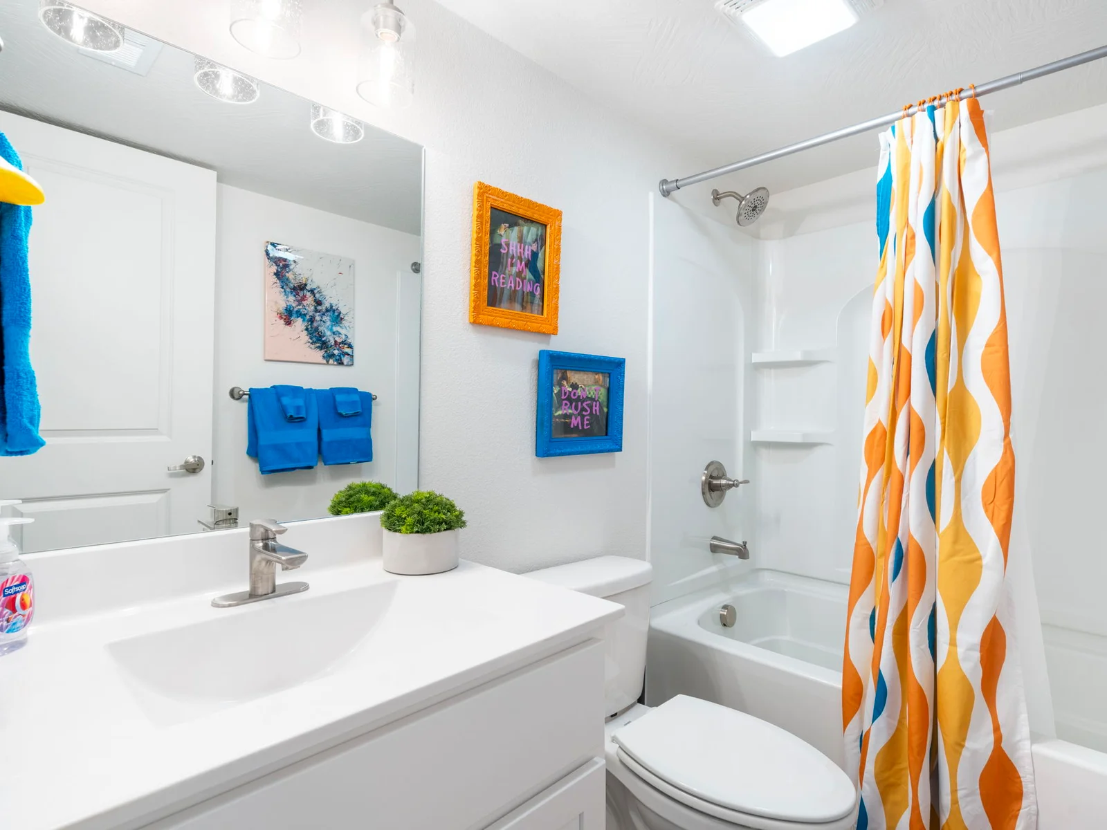 1st King bed bathroom