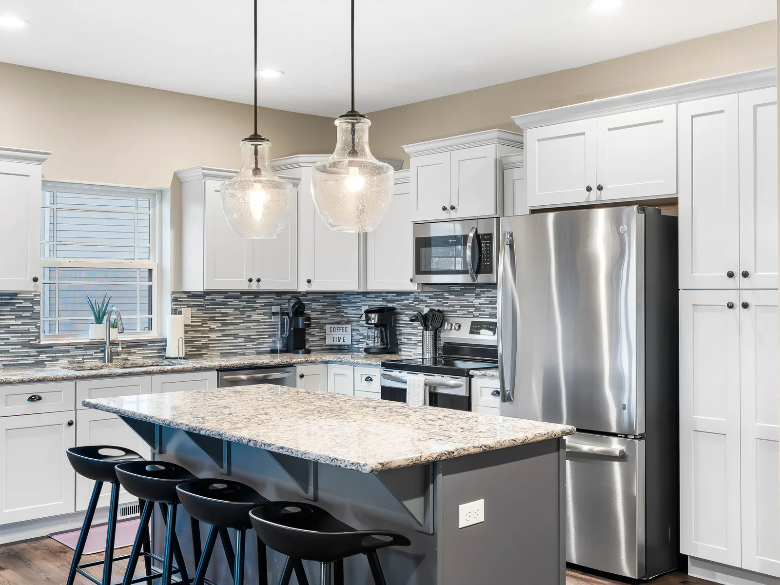 Incredible, fully equipped kitchen! Just bring the food!
