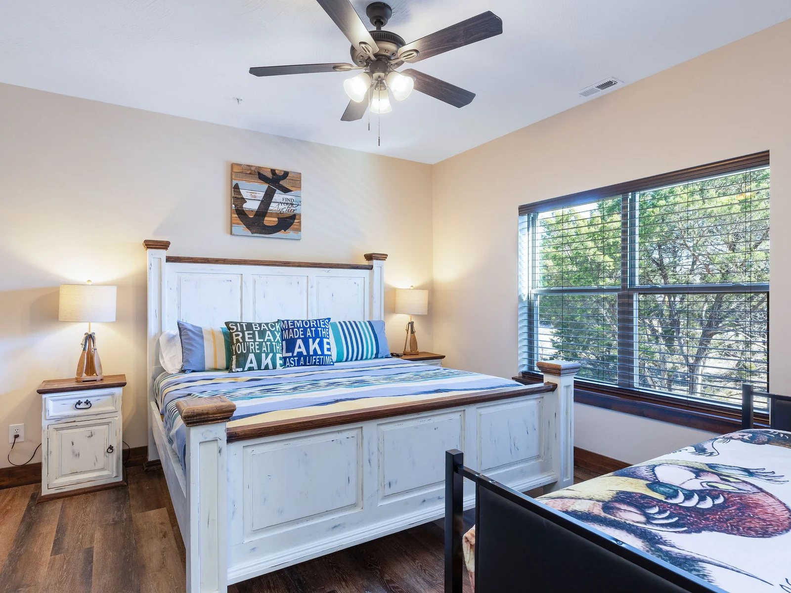 Main level king bedroom #2 w/ daybed!