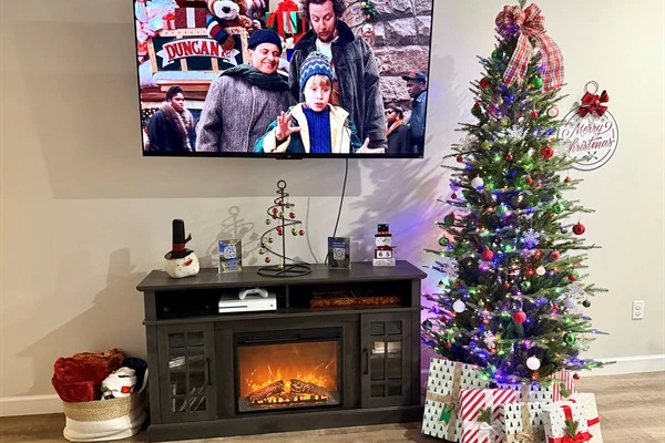 Make a new tradition of Christmas in the magical town of Branson! Let it feel like home for the holidays—cozy by the fire, a movie on TV, and plenty of room for the whole family to enjoy the season together.