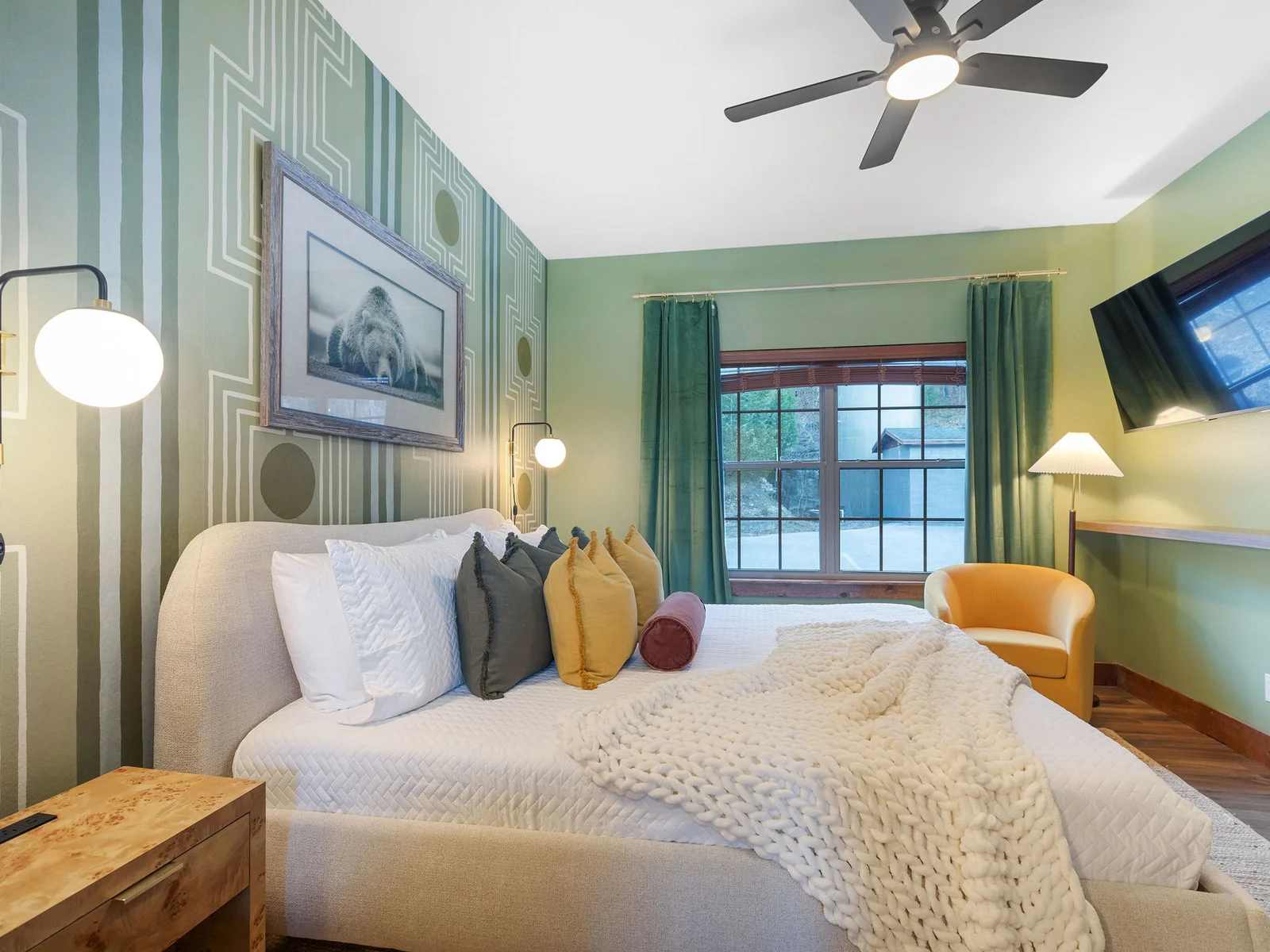 Main level King bedroom w/ handicap accessible bathroom