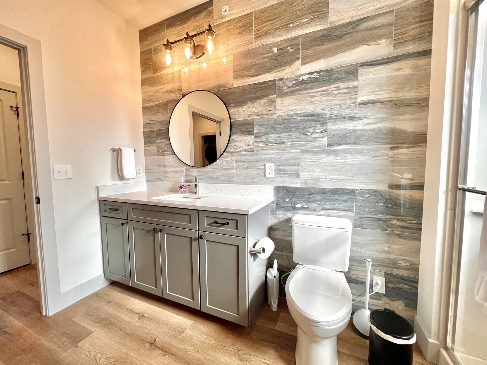 Upper full bathroom