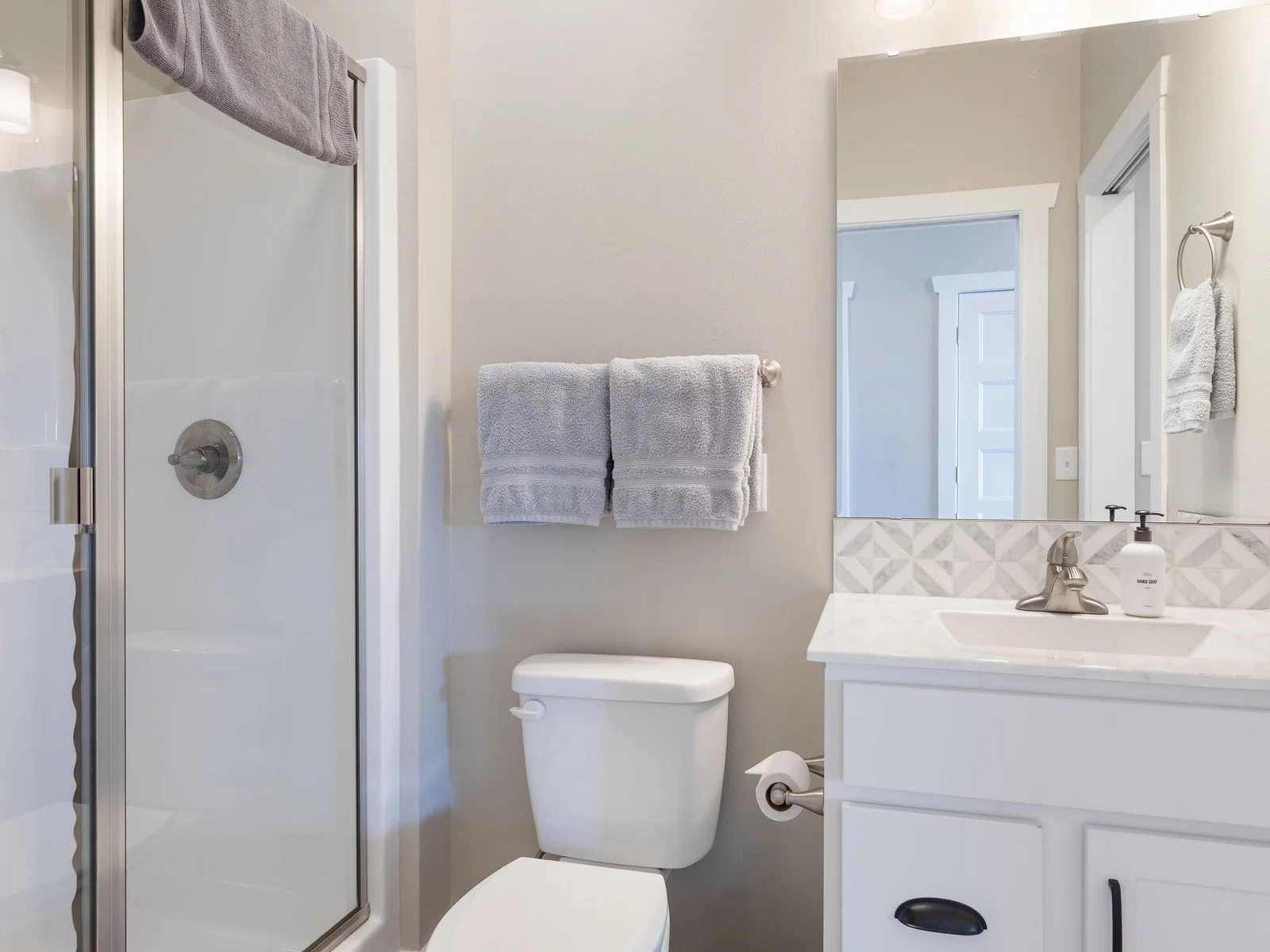 Upper level ensuite bath #5