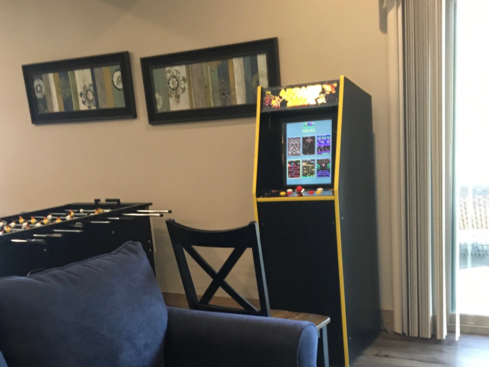 Stand-up arcade with +100 games!